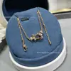 Collar Fred con Hebilla de Herradura para Mujer, Diseño de Nicho de Lujo Ligero, Oro V 18K Oro Rosa con Diamantes, Cadena Retorcida, Accesorio de Otoño e Invierno