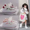 Tênis de malha esportivo para meninas 2026 primavera/verão novo tênis infantil branco de malha respirável sapatos da moda para meninas