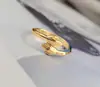 Mão segurando anel de junta mãos de amor anel abraçando anel joia transfronteiriça Aberto feminino anel de prata tailandesa atacado