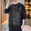 Stock de fábrica nuevo sudadera para hombre cuello redondo sin capucha holgada moderna estilo Hong Kong estampado integral transpirable casual camiseta de manga larga