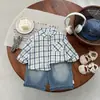 Jeans de moda y geniales para bebé niño principios de otoño 2026 nuevos pantalones casuales desgastados para bebé primavera y otoño pantalones largos versátiles para niños pequeños