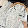 Conjunto de Loungewear Feminino Algodão Nuvem: Cardigã com Bordado de Estampa de Leopardo Azul, Gola de Renda Hello Kitty, Blusa de Manga Longa e Calça Longa
