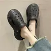 Zuecos y sandalias de dibujos animados de punta cerrada con suela gruesa para mujer, calzado de verano para exteriores, nuevos y modernos zapatos antideslizantes de doble uso famosos en internet 2023