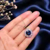 Producto de transmisión en vivo de alta gama y moderno: un conjunto de anillo y colgante de topacio azul simulado, que irradia lujo y elegancia, un accesorio versátil
