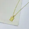 Presente para Casal Menina CEO Carta de Amor Colar Quadrado Pequeno Gravado com Diamante Incrustado Colar Delicado Corrente para Clavícula Estilo Coreano
