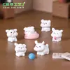 Fofa e feliz pequena estatueta de cachorro branco, perfeita para decorações DIY de casa de bonecas, enfeites de pendurar, paisagens em miniatura de mesa e pequenas peças decorativas