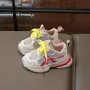 Zapatillas de papá populares para niños, nuevo modelo primavera y otoño 2026, zapatillas de malla para niñas pequeñas y niños pequeños con suelas suaves antideslizantes para correr