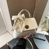 Bolsa Quadrada Pequena Estilo Coreano 2026 para Mulheres, Bolsa de Ombro Versátil com Laço de Lenço de Seda, Bolsa de Mão de Alta Qualidade da Moda para o Dia a Dia