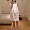 Vestido Regata Redondo Fresco Sem Mangas para Mulheres com Pequena Decoração de Flor Vermelha Solto Linha A Saia Curta Estilo Preguiçoso Casual Vestido Branco