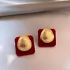 Pendientes Red Velvet Cuadrados Dorados Ovalados con Textura para Mujer 2025 Nuevo Estilo Popular Pendientes de Otoño e Invierno con un Toque de Lujo