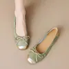 Em estoque: Sapatilhas rasas estilo francês 2026, nova coleção de verão, design de bico fino com laço, sapatos femininos de sola macia, estilo rolo de ovo
