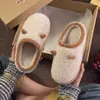 Pantuflas de algodón esponjoso para mujer, nuevo estilo lindo de otoño e invierno, zapatos de felpa de algodón cálidos antideslizantes para el hogar en pareja