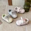 Tenis de niña de lunares con moño, nueva colección primavera/otoño 2026, zapatillas casuales para correr para bebés, lindos y estilo caricatura