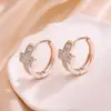 Brincos Europeus e Americanos de Moda Transfronteiriços em Forma de Cruz, Brincos Hip-Hop Cheios de Diamantes para Homens e Mulheres, Presilhas de Orelha Versáteis de Nicho de Alta Qualidade