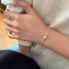 Pulsera con Colgante de Corazón de Metal de Alta Gama para Mujer, Diseño de Nicho Ins, Simple y Elegante, Joyería de Mano Versátil y de Moda para Primavera y Verano