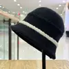 Chapéu de Tricô Pequeno Estilo Novo Outono e Inverno para Afinar o Rosto Feminino, Chapéu Cloche de Tricô Versátil e Quente para Proteger do Sol, Chapéu à Prova de Vento