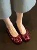 Sapatos Individuais de Pele de Ovelha Super Macia Estilo Punk com Dedos Divididos para Mulheres Rebites Baixos Salto Bloco Sapatos Únicos Retro Plissados Pequenos de Couro