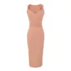 Elegante vestido midi morado sexy sin mangas y escotado que revela la clavícula, con un aire maduro y sofisticado, entallado a la cintura, que favorece la figura y se ajusta al cuerpo.