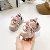 2026 Novos Sapatos de Caminhada para Bebê Sapatos Esportivos Infantis da Moda Sapatos Casuais Velcro Corrida Confortáveis Sapatos de Pai