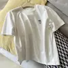 Exquisita Camiseta Feminina Pequena Bordada Escovada de Manga Curta Estilo Coreano de Primavera Nova Solta Gola Redonda Versátil Camiseta Básica Branca