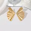 Pendientes metálicos de abanico ondulado más vendidos de Amazon, lujo ligero, elegantes y versátiles, joyería de nicho al por mayor