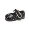 Zapatos pequeños de cuero para bebé niña con borde de encaje de lunares, modelo otoño 2026, zapatos planos de lazo para niñas, disponibles para envío directo