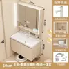 Tocador de baño color crema para espacios pequeños, con un gabinete estrecho, un lavabo de cerámica integrado y una combinación de gabinete para lavabo