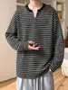 Nova camiseta masculina de manga longa, gola V estilo americano, marca da moda, base soltinha para adolescentes, roupa versátil listrada para o outono de 2026