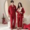 Pijama de casal em gaze dupla, coleção primavera e outono, cor vermelha, estilo masculino com gola de lapela, estilo feminino com gola redonda, mangas compridas e calças compridas, um novo conjunto de roupa de casa para casamento