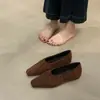 Sapatos de Moda Femininos Outono 2025 Mocasins Slip-On Plissados com Aumento de Altura Oculto, Bico Quadrado, Boca Profunda, Camurça Francesa