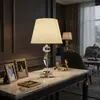 Lámpara de mesa de cristal, una lujosa luminaria de estilo europeo, adecuada para una sala de estar posmoderna, como lámpara de pared de fondo o como lámpara de noche en el dormitorio; diseño simple y moderno