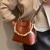Bolsa de Mão com Corrente Simples Estilo Coreano Feminina 2025 Nova Bolsa de Ombro Tipo Balde Versátil Bolsa Transversal para o Dia a Dia