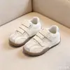 Tênis de treino infantis estilo coreano para meninas, novo modelo primavera e outono 2026, confortáveis, com bolinhas, respiráveis, sola macia, antiderrapantes, resistentes ao desgaste