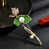 Broche estilo chinês folha de lótus gota de óleo feminino moda de alta qualidade personalidade requintada pino de temperamento acessórios de corsage de pérola de água doce