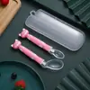 Colher de Desenho Animado para Bebê Colher com Ponta Macia de Silicone Colher Angular Combinação Talheres para Bebê Colher de Silicone Caixa de Armazenamento de PP