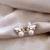 Brincos de Pérola Borboleta Branca Delicados e Compactos Agulha de Prata para Mulheres, Simples e Luxuosos, Brincos Elegantes com um Toque Nichado de Alto Padrão