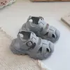 Nuevo modelo de zapatillas deportivas de playa suaves para niños, zapatos de bebé, sandalias cerradas antideslizantes de verano para niños y niñas 2026