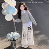 Conjunto de Dos Piezas Vibrante Academy Primavera y Otoño: Conjunto de Dos Piezas Dulce y Moderno Estilo Coreano para Niñas, con Blusa con Adorno de Encaje y Pantalones Casuales