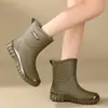 Nuevas botas de lluvia de media pantorrilla para mujer, ligeras, cálidas, forradas de polar, antideslizantes, impermeables, de suela gruesa, resistentes al olor, duraderas y elegantes, de goma