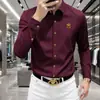 Camisa leve de manga comprida estilo europeu com bordado de abelha e colarinho, corte justo, resistente a amassados, adequada para uso business casual, preta