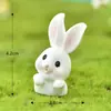 Paisaje en miniatura con lindos conejos de dibujos animados de animales, casas de zanahoria, adorables decoraciones de jardín de conejitos, adornos de resina y accesorios para el Año del Conejo