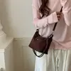 Bolso de mano retro con textura de alta calidad, bolso para teléfono de gamuza, bolso tipo albóndiga, nuevo bolso versátil 2026 de un solo hombro, cruzado, para debajo del brazo