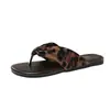 Chanclas con Tira Cruzada para Mujer, Nuevo Estilo Verano 2026, Sandalias de Dedo Casuales Planas Antideslizantes de Suela Suave Estilo Vacacional
