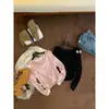 Coleção de outono MZI STUDIO: Patchwork de renda estilo coreano, corte justo, valoriza a silhueta, visual duas peças, ombro assimétrico, camiseta de manga comprida com decote redondo 13533