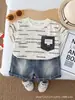 Conjunto Novo de Verão 2026 Infantil Meninos Listrado com Bolso Gola Redonda Duas Peças Roupa Casual para Bebês e Crianças Pequenas