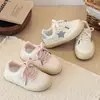 Zapatillas Deportivas Blancas con Estrellas Moda Infantil 2026 Otoño Nuevas Versátiles Transpirables para Niñas y Niños con Suelas Suaves