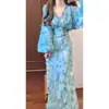 Estampa degradê em aquarela inspirada no verão, vestido vintage francês com decote em viés que afina a silhueta, poliéster com modelagem justa tie-dye