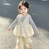 Conjunto Feminino Estilo Coreano Primavera/Outono 2026 Renda Novo Elegante Colete de Manga Longa Calça Larga de Manga Longa Conjunto de Três Peças Infantil