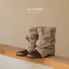 Coleção Nova Primavera/Outono 2026: Botas de tornozelo em lona com bico redondo, estilo retrô, tiras cruzadas e uma leve plataforma para altura extra, projetadas para mulheres baixinhas.