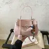 Bolsa feminina de alta qualidade 2026 novo modelo com pingente, bolsa transversal, bolsa de ombro de grande capacidade, bolsa tote versátil para o dia a dia, comércio exterior